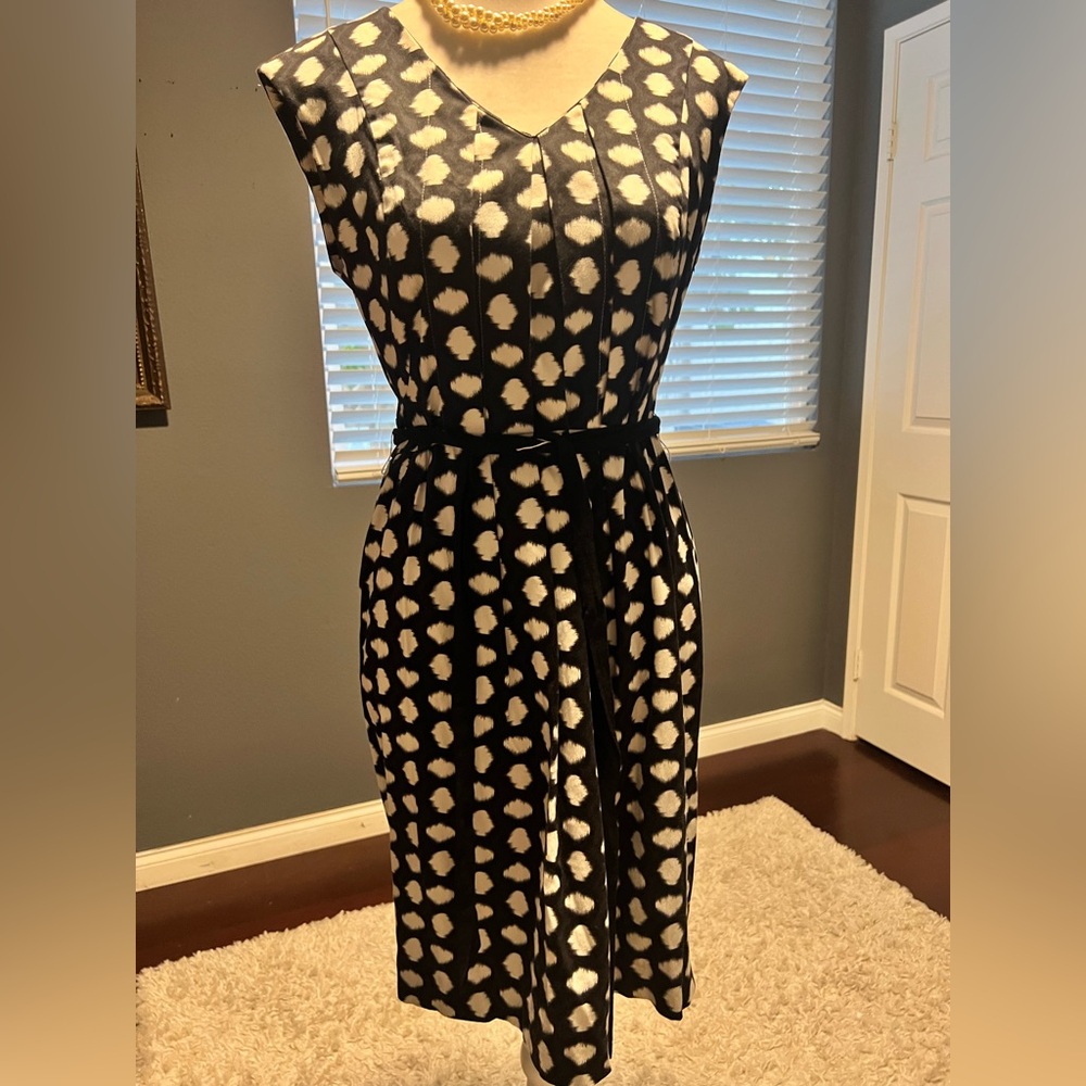 Calvin Klein Black and White Sheath Dress Sleeveless V Neck. EUC. Size 8